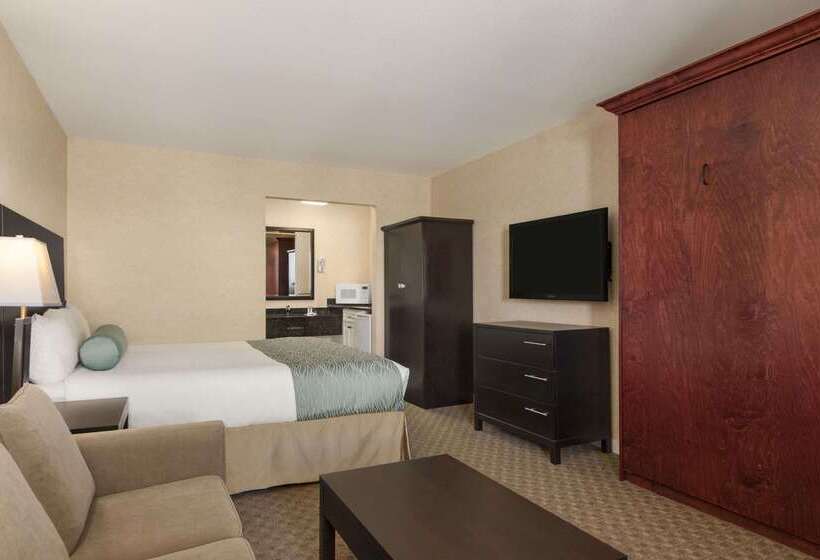 هتل Travelodge By Wyndham Kamloops Mountview
