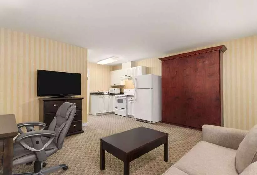 ホテル Travelodge By Wyndham Kamloops Mountview