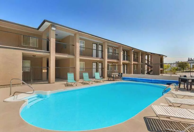 ホテル Travelodge By Wyndham Kamloops Mountview