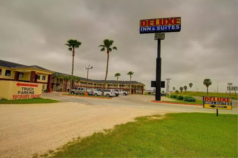 호텔 Deluxe Inn & Suites