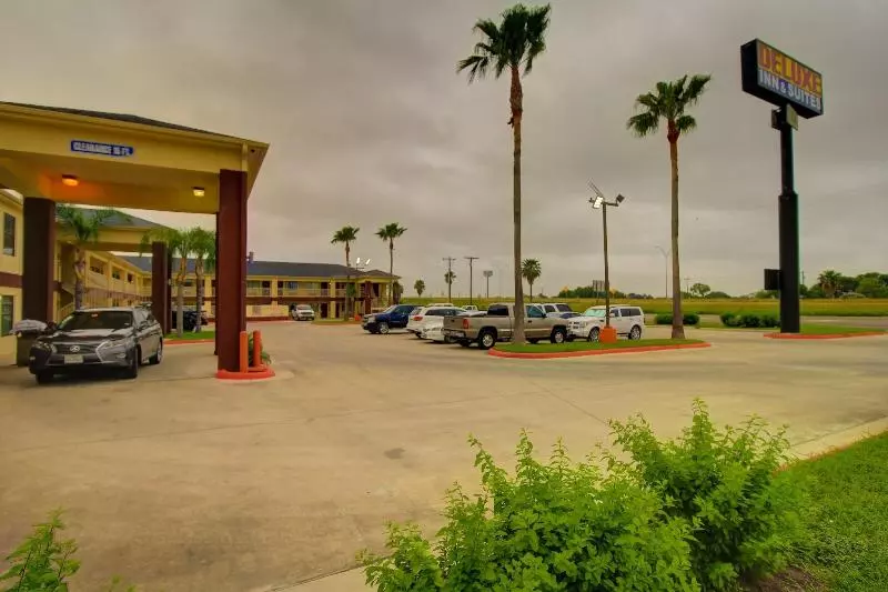 호텔 Deluxe Inn & Suites