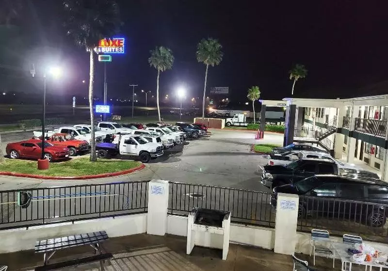 호텔 Deluxe Inn & Suites