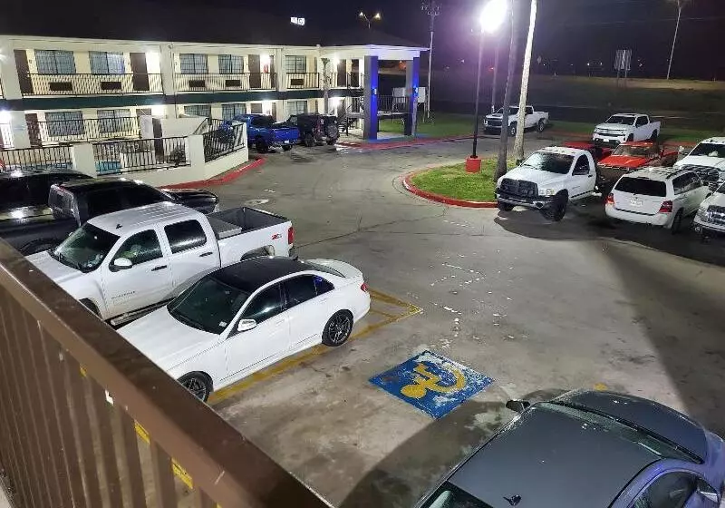 호텔 Deluxe Inn & Suites