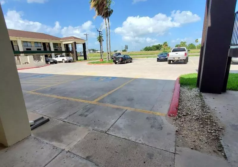 호텔 Deluxe Inn & Suites