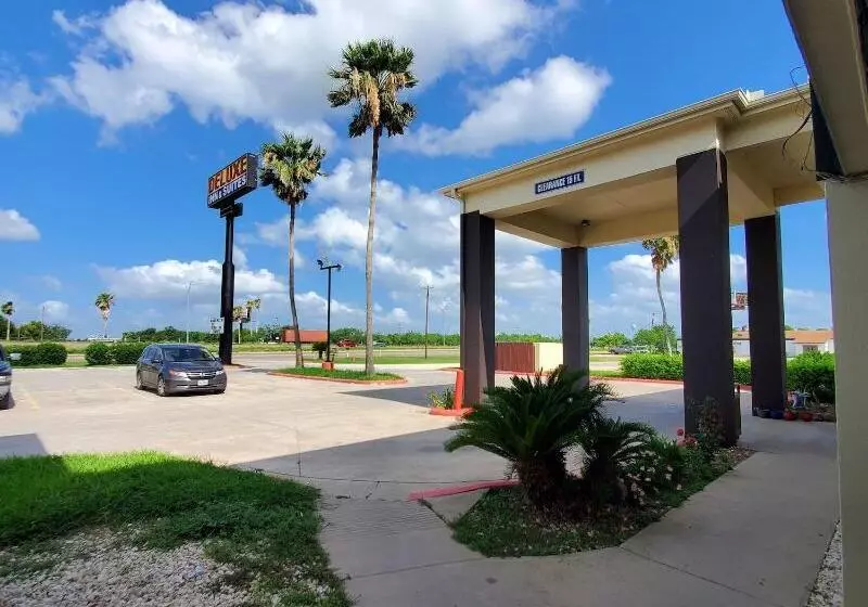 호텔 Deluxe Inn & Suites