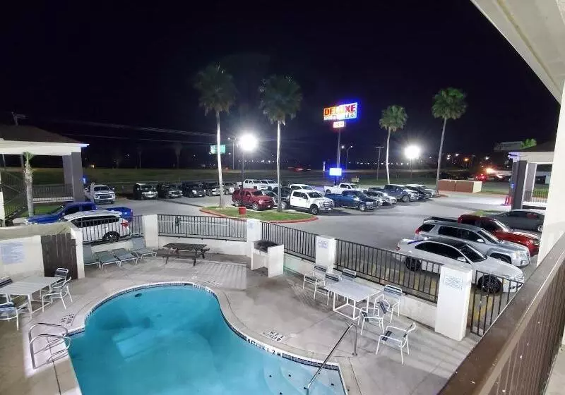 호텔 Deluxe Inn & Suites