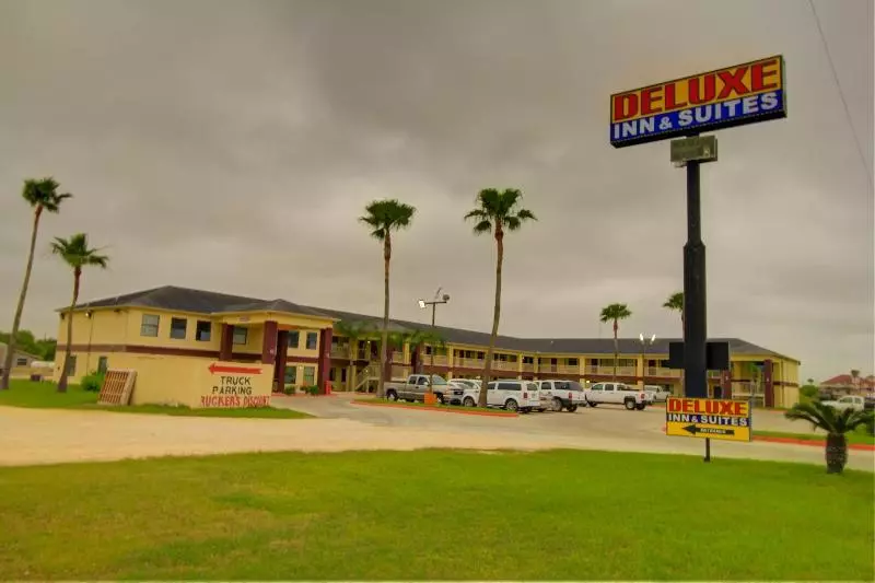 호텔 Deluxe Inn & Suites
