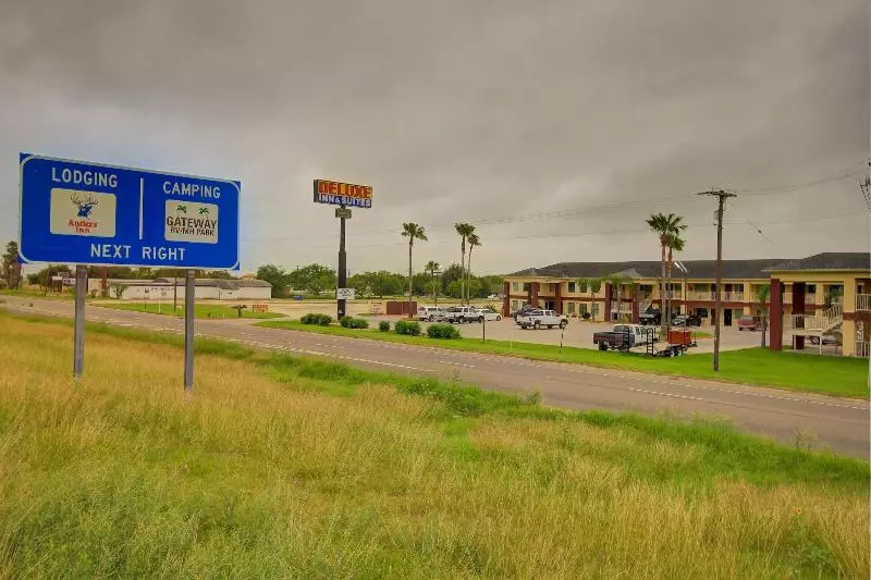 호텔 Deluxe Inn & Suites