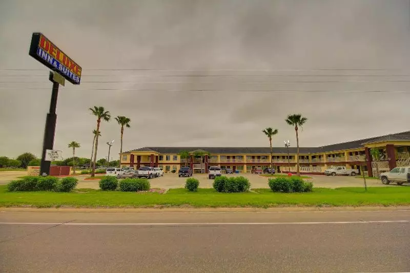 호텔 Deluxe Inn & Suites