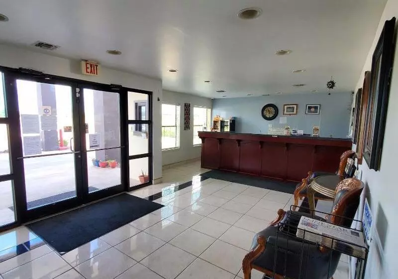 호텔 Deluxe Inn & Suites