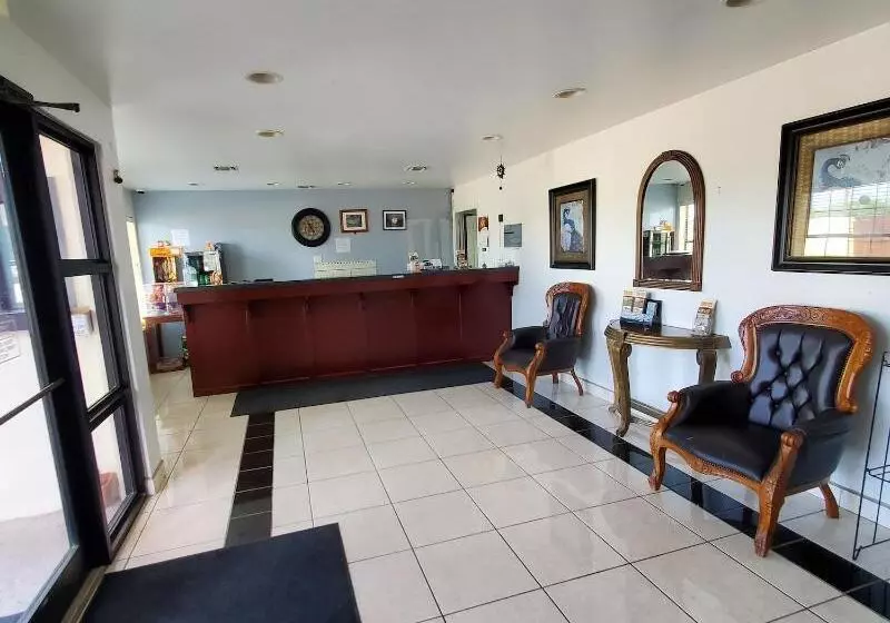 호텔 Deluxe Inn & Suites