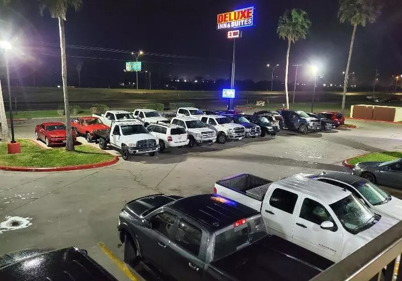 호텔 Deluxe Inn & Suites