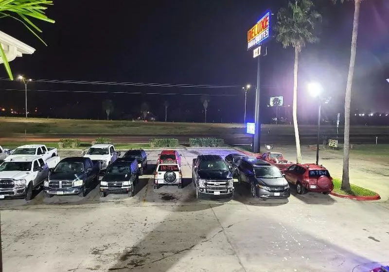 호텔 Deluxe Inn & Suites