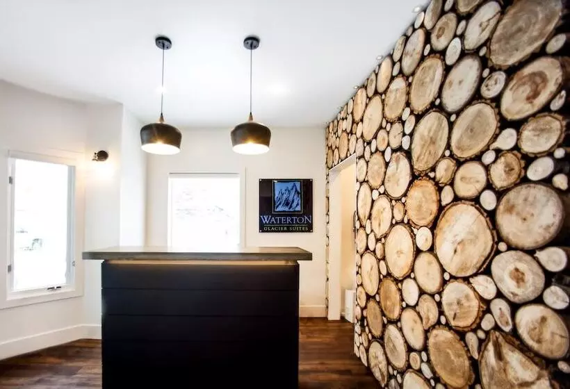בית מלון כפרי Waterton Glacier Suites
