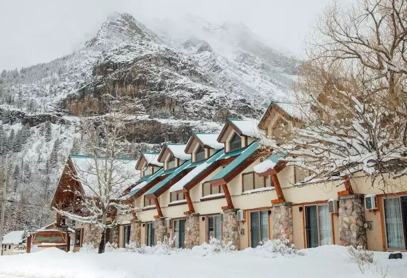 בית מלון כפרי Waterton Glacier Suites