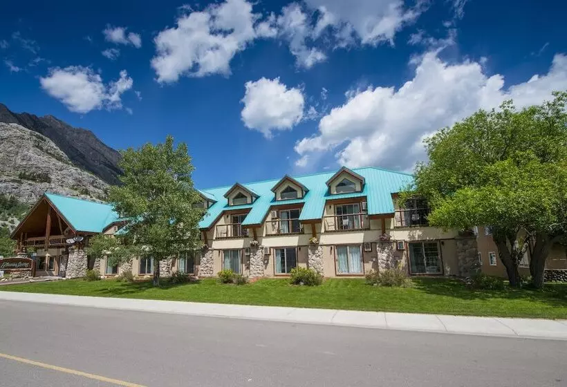 בית מלון כפרי Waterton Glacier Suites