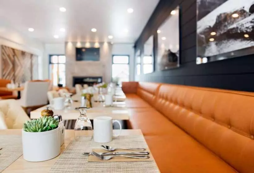 בית מלון כפרי Waterton Glacier Suites