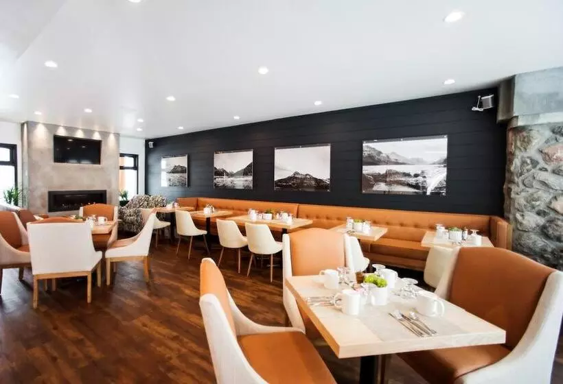 בית מלון כפרי Waterton Glacier Suites