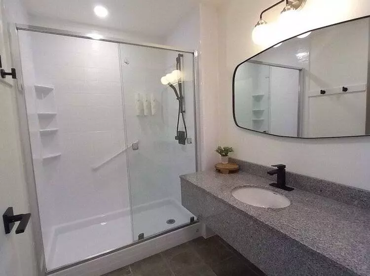 בית מלון כפרי Waterton Glacier Suites