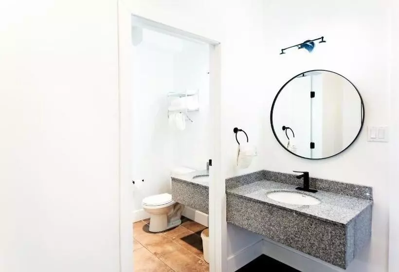 בית מלון כפרי Waterton Glacier Suites