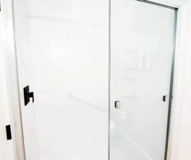 בית מלון כפרי Waterton Glacier Suites