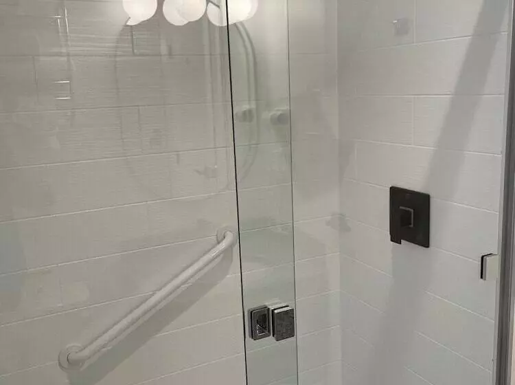 בית מלון כפרי Waterton Glacier Suites