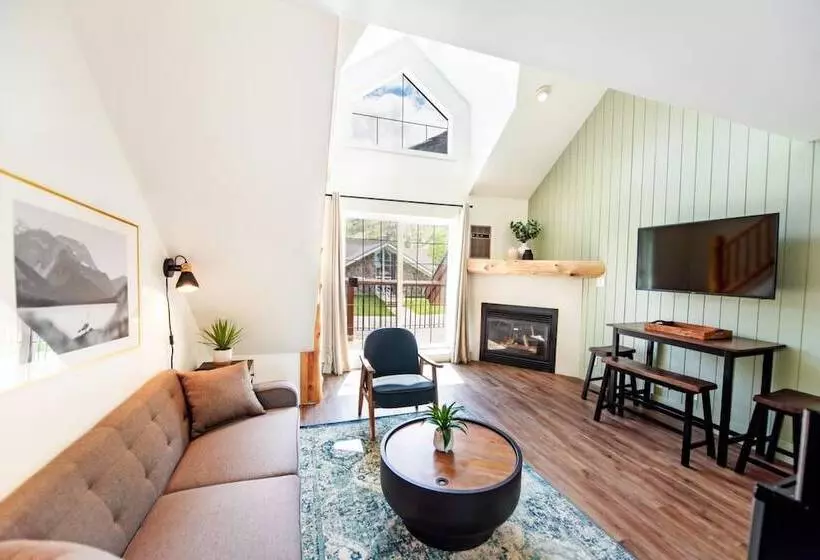 בית מלון כפרי Waterton Glacier Suites