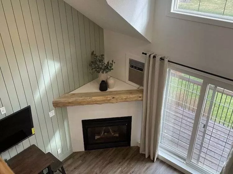 בית מלון כפרי Waterton Glacier Suites