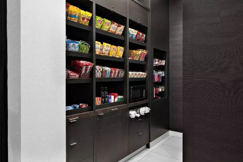 Отель Courtyard By Marriott Edmonton Downtown