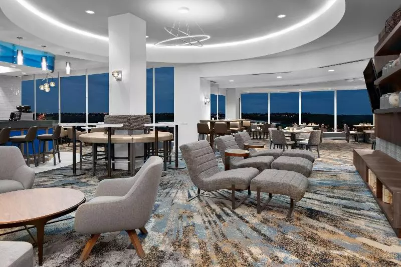 Отель Courtyard By Marriott Edmonton Downtown