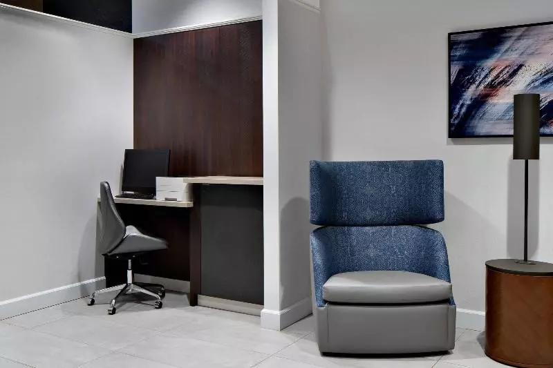 Отель Courtyard By Marriott Edmonton Downtown