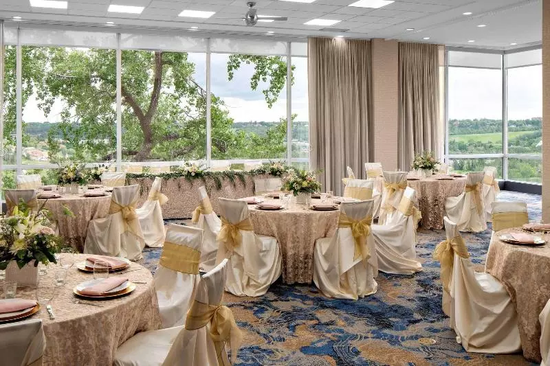 Отель Courtyard By Marriott Edmonton Downtown