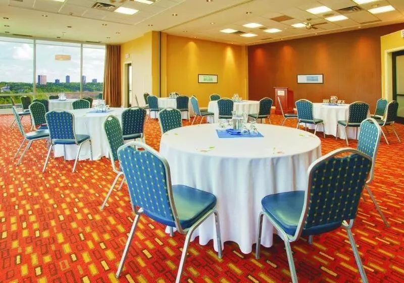 Отель Courtyard By Marriott Edmonton Downtown