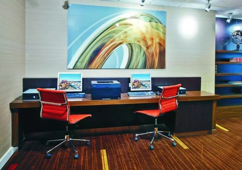 Отель Courtyard By Marriott Edmonton Downtown