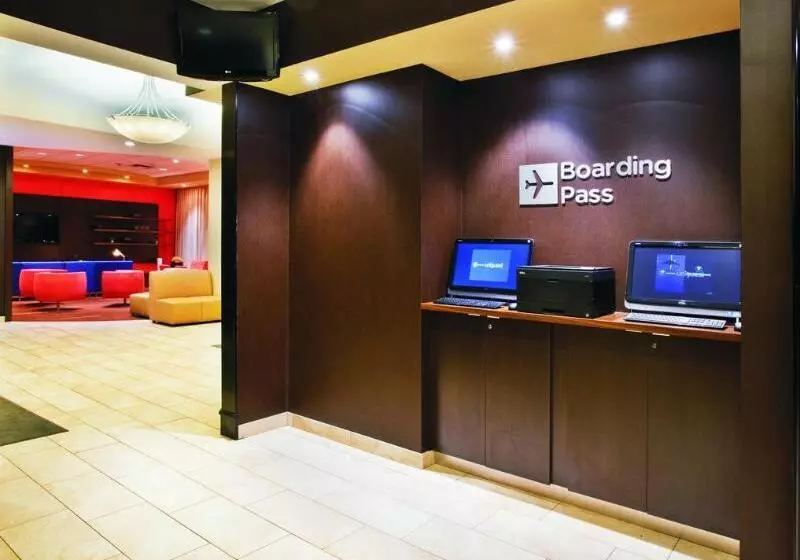 Отель Courtyard By Marriott Edmonton Downtown