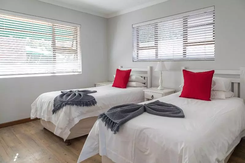 Отель Arch Rock Chalets