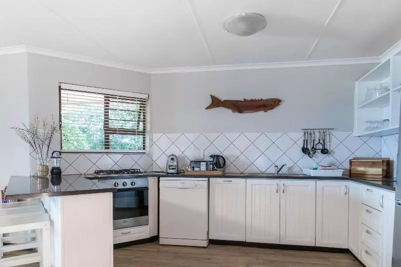 Отель Arch Rock Chalets