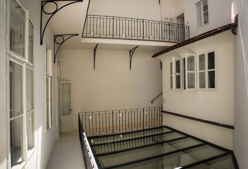 هتل Bishops House