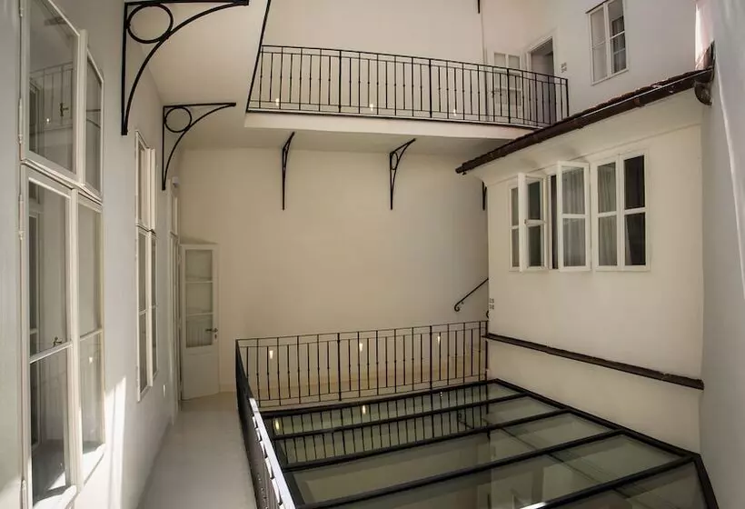 هتل Bishops House