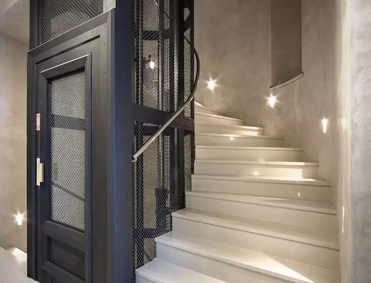 هتل Bishops House