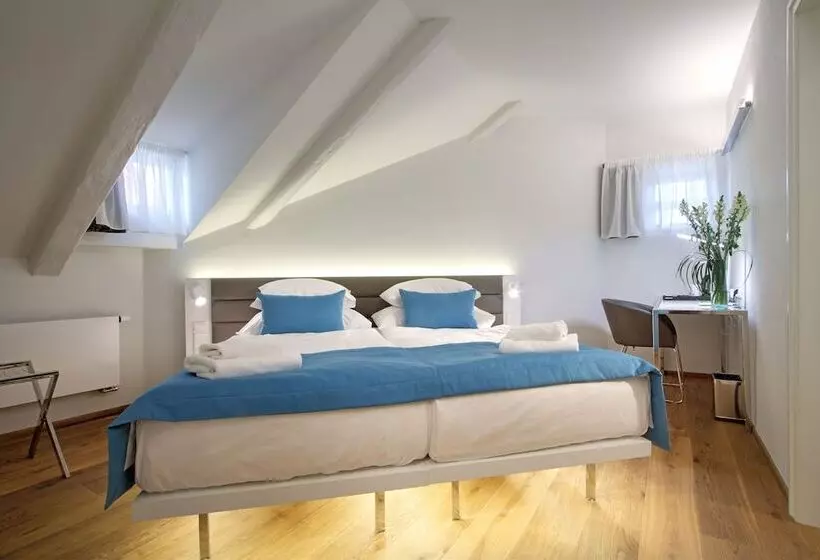 هتل Bishops House