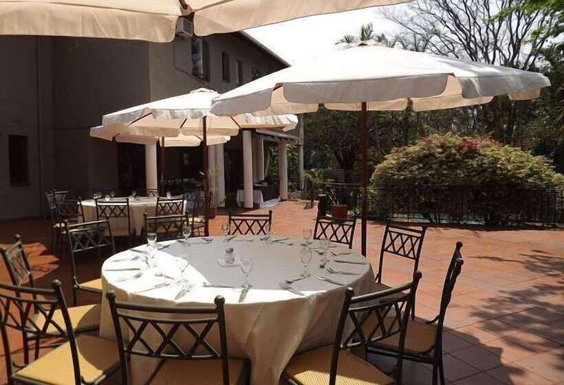 בית מלון כפרי Canefields Country House