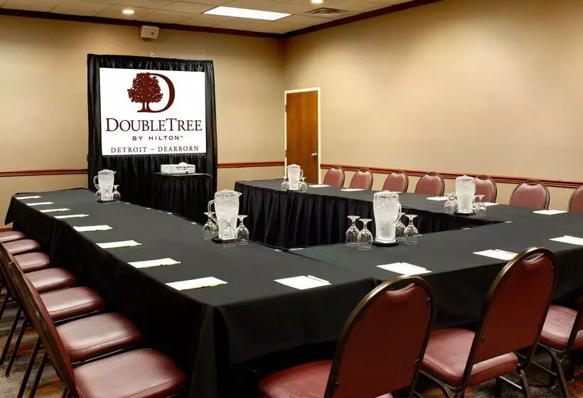 Отель Doubletree By Hilton Detroit Dearborn