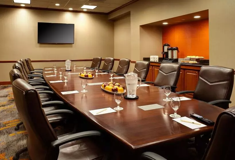 Отель Doubletree By Hilton Detroit Dearborn