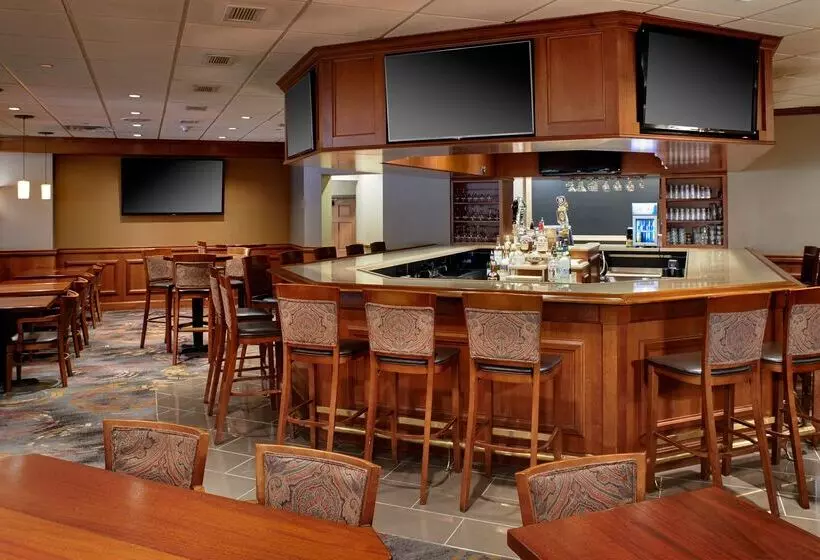 Отель Doubletree By Hilton Detroit Dearborn