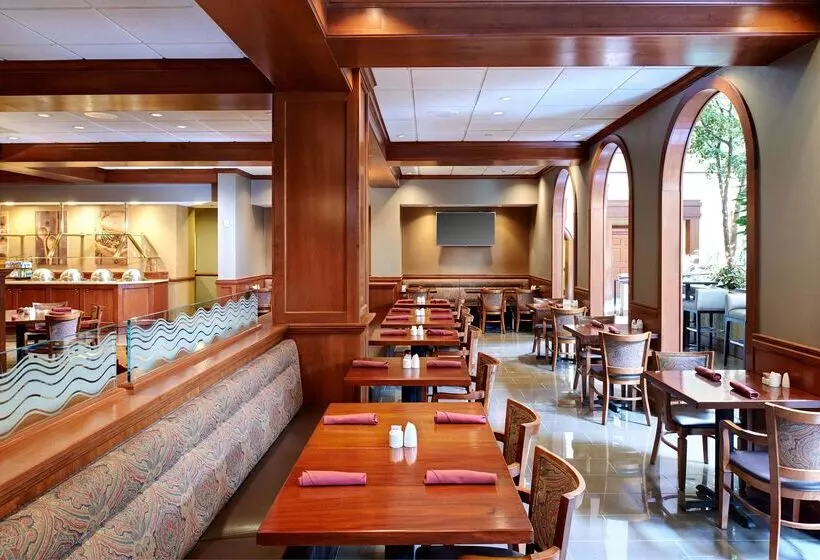 Отель Doubletree By Hilton Detroit Dearborn