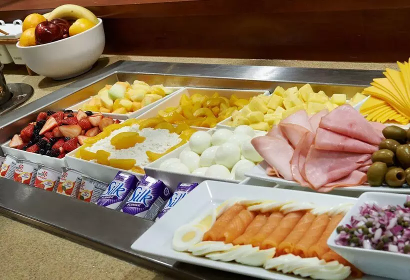 Отель Doubletree By Hilton Detroit Dearborn