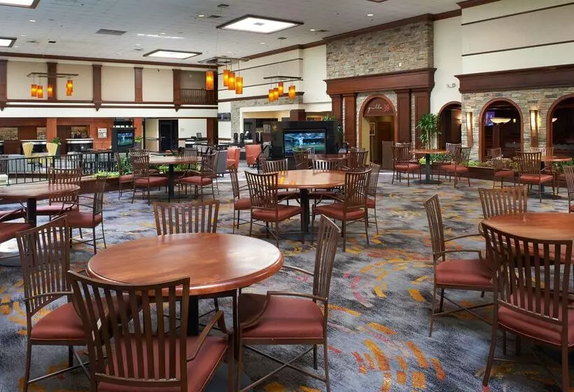 Отель Doubletree By Hilton Detroit Dearborn