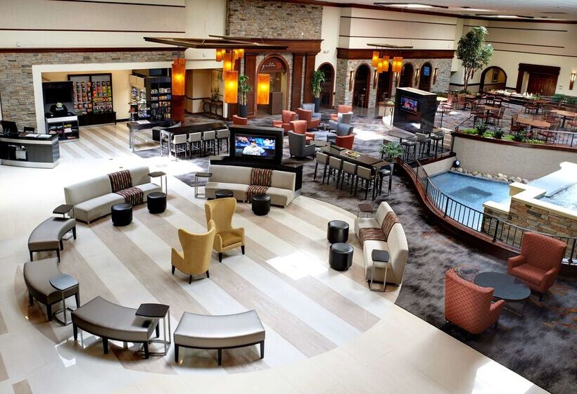 هتل Doubletree By Hilton Detroit Dearborn