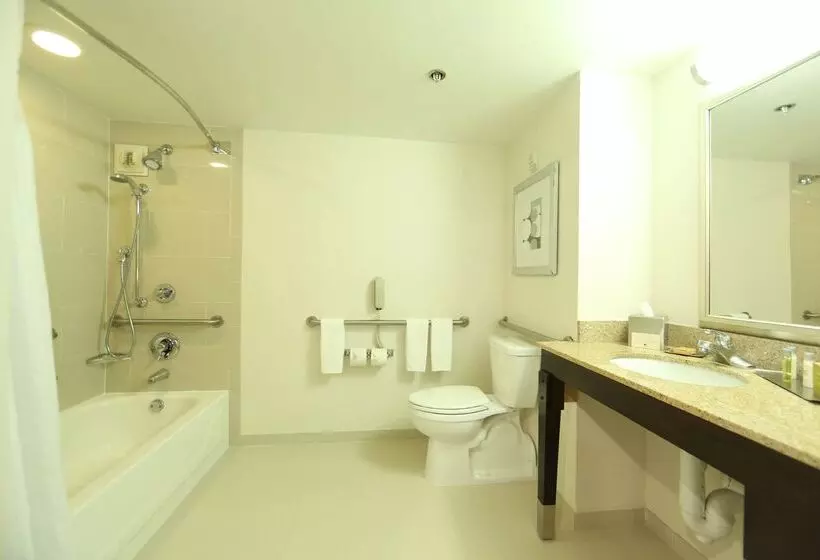 Отель Doubletree By Hilton Detroit Dearborn